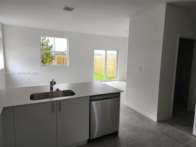 Building Photo - 2750 SE 24th Terrace