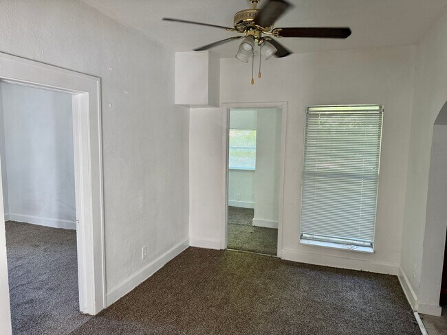 Building Photo - 3/1 Located in South St. Pete!