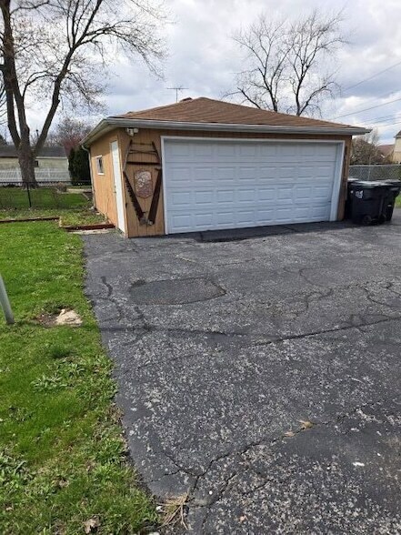 Building Photo - 15210 S State St