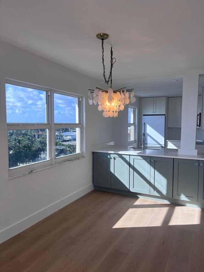 Building Photo - 1069 Hillsboro Mile