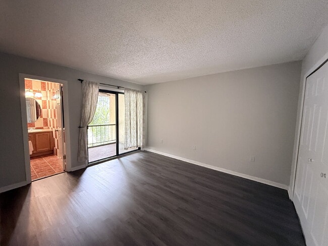 Building Photo - Moving Ready! 2 bedroom and 2 1/2 Bathroom