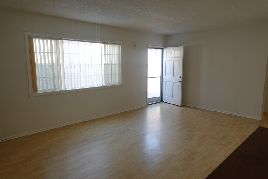 Living Room - 15338 Larch Ave