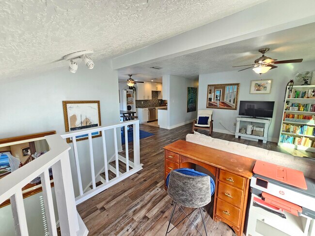 Building Photo - 5 Fairway Dr