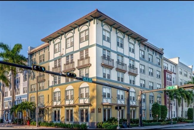 Building Photo - 533 NE 3rd Ave