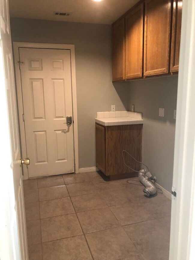 Building Photo - 3 bedroom 2 bathroom Home in Silver Lakes!...