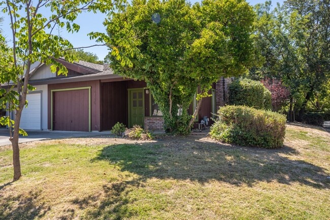 Building Photo - 2 bed 1 bath home w/ garage and yard, biking distance to UC Davis campus and downtown