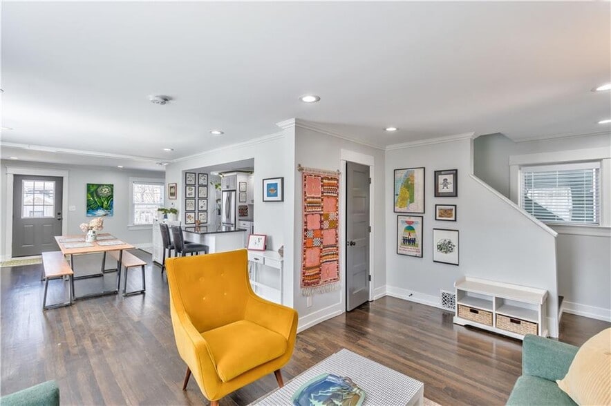 interior- 1st floor (open-concept living/dining room) - 4244 Holmes St