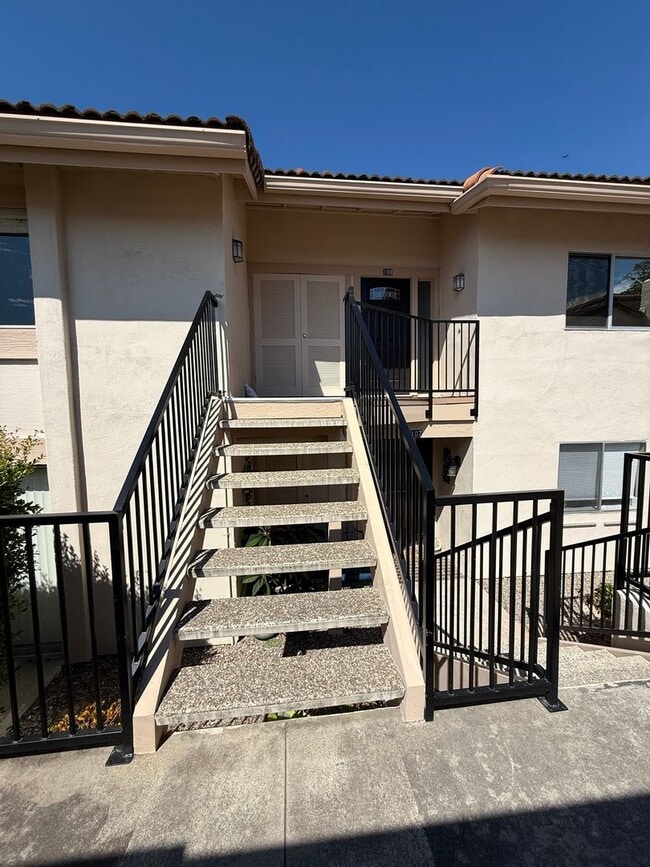 Building Photo - Beautiful Updated 2Br/2/Ba + Den W/ detach...