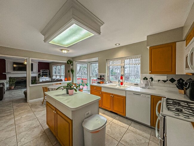 Building Photo - Fantastic 4 Bed 3.5 Bath Colonial Home Sitting On A Large Private Lot In Desired Old Bridges Estates