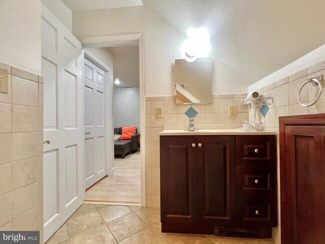 Building Photo - 17 Davis Ave