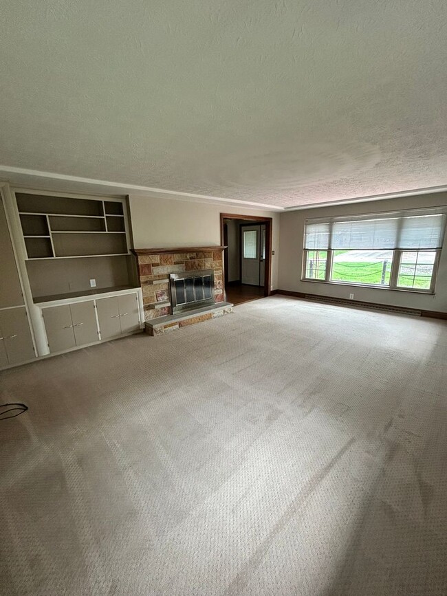 Building Photo - Three Bedroom, Single-Family Home