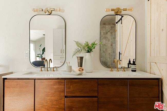 Building Photo - 1518 N Beverly Dr