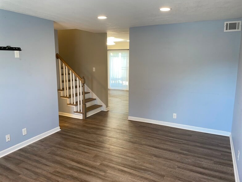 Living room - 1010 Country Club Rd