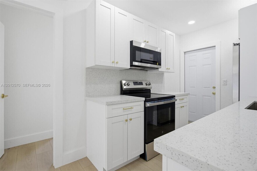 Building Photo - 461 Plover Ave