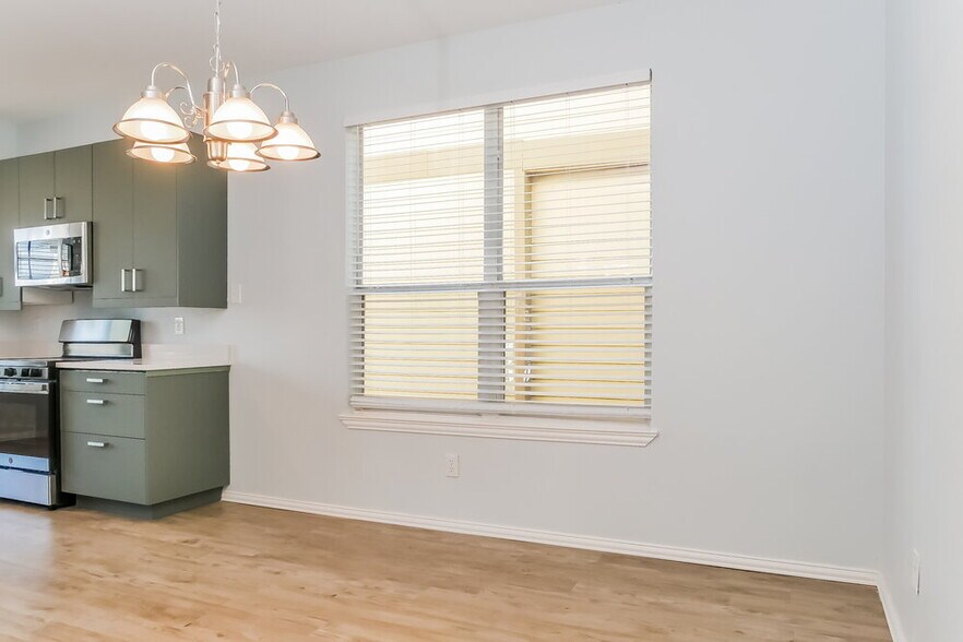 Building Photo - 9867 Walnut Hill Dr