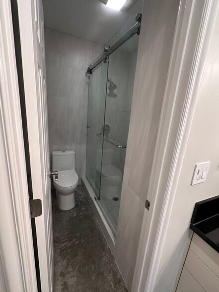Master bath toilet/shower - 1745 Camino Palmero St
