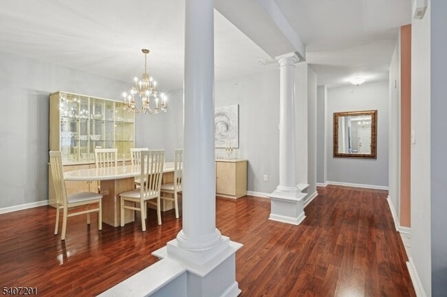 Building Photo - 806 Holly Ln