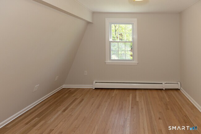 Building Photo - 10 Meadow Ln