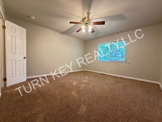 Building Photo - 2221 Diane Dr