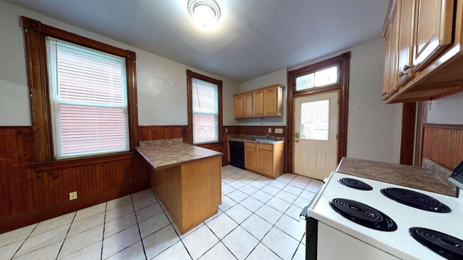 Building Photo - 2319 Sauer Ave