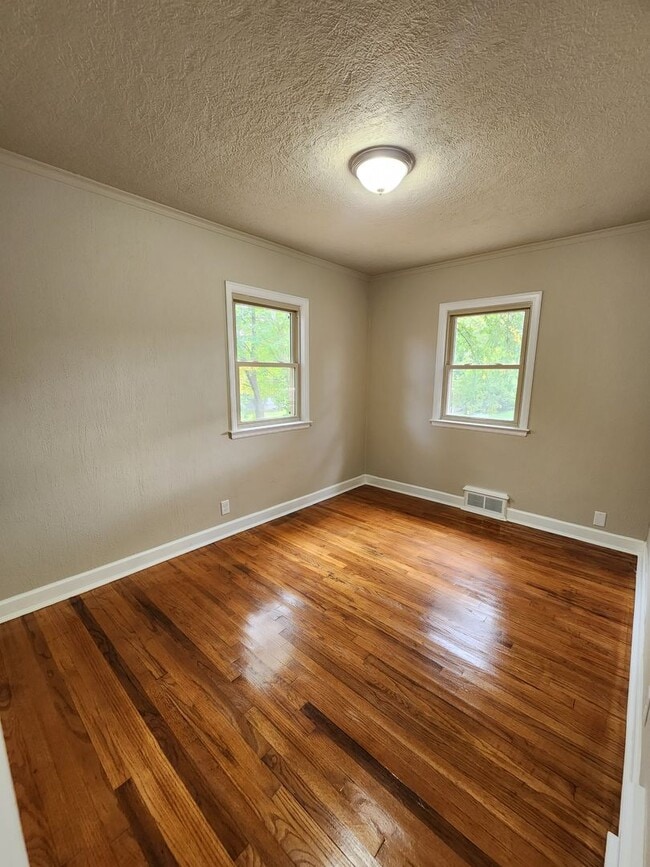 Building Photo - Spacious 2 Bedroom Ranch Home