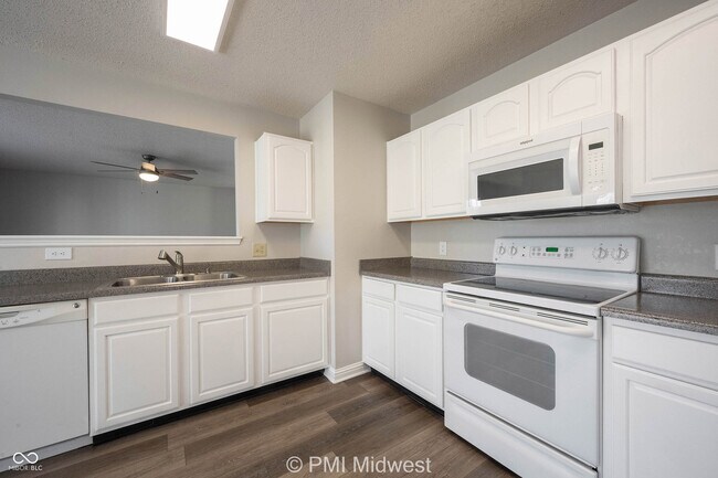 Building Photo - 859 Runnymede Dr