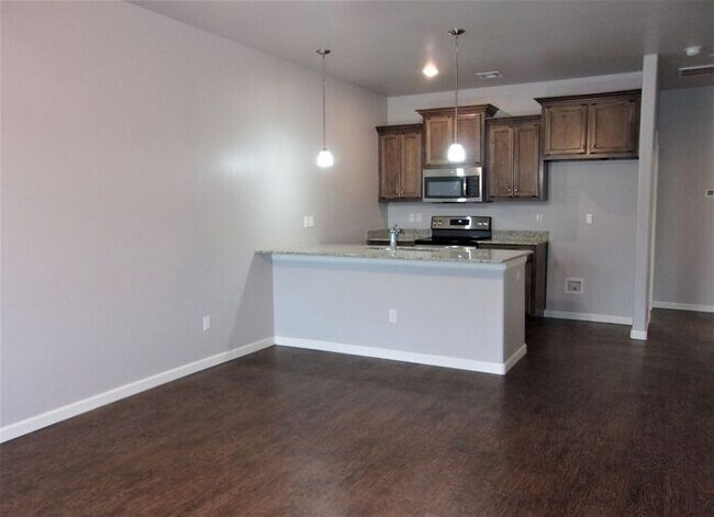 Building Photo - 2 Bed 1 Bath 1 Car Garage Townhome in Del City
