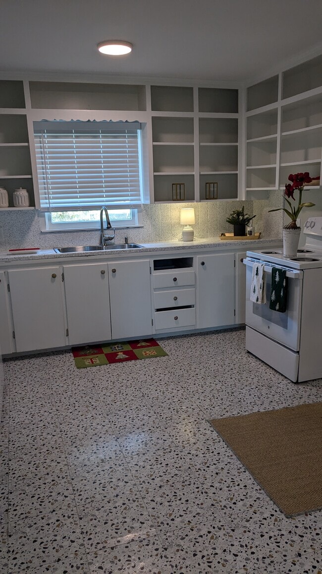 Building Photo - 2417 S Kennedy Ave