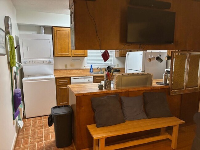 Building Photo - Fully furnished 1 bedroom 1 bath garage apartment