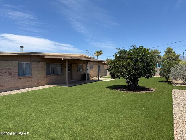 Building Photo - 8812 E Shiloh Pl