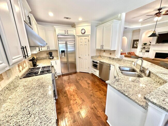 Building Photo - 206 E Pinehurst Dr