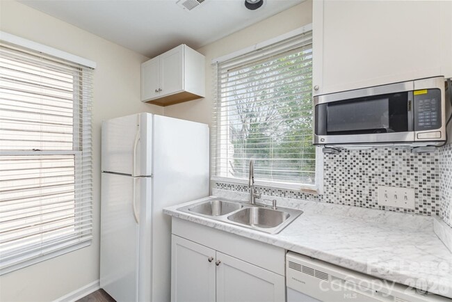 Building Photo - 1101 E Morehead St