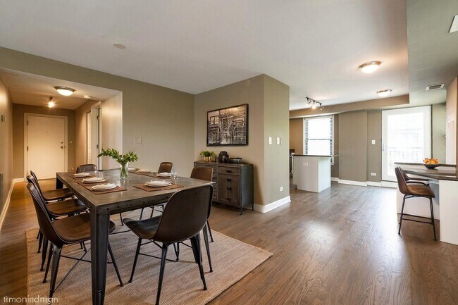 Building Photo - 2545 W Catalpa Ave