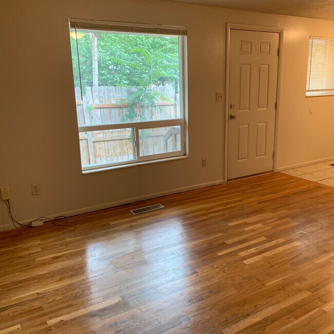 Building Photo - Three Bedroom Gem in Salt Lake City; Clean...
