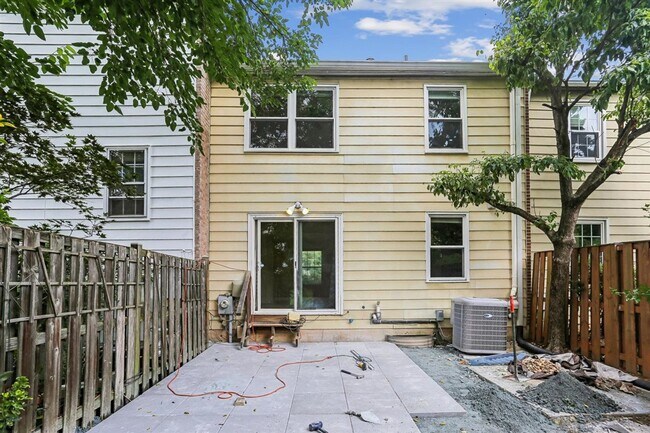 Building Photo - Lovely 2 BR Townhome off Wootton Parkway. Available NOW!
