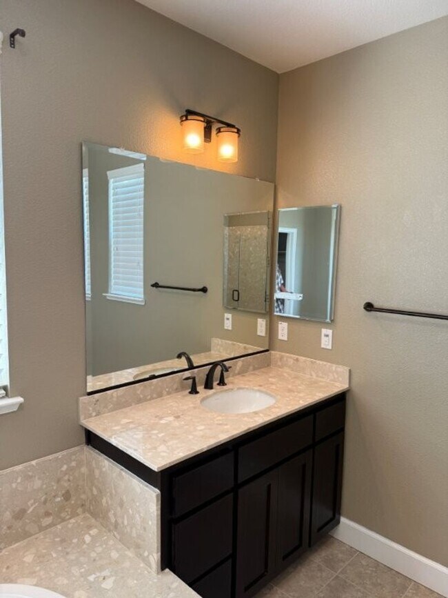 Building Photo - Newer Modern 4 Bedroom 3.5 Bath w/ Bedroom...