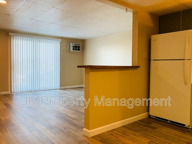 Building Photo - 1401-142B 2b St S