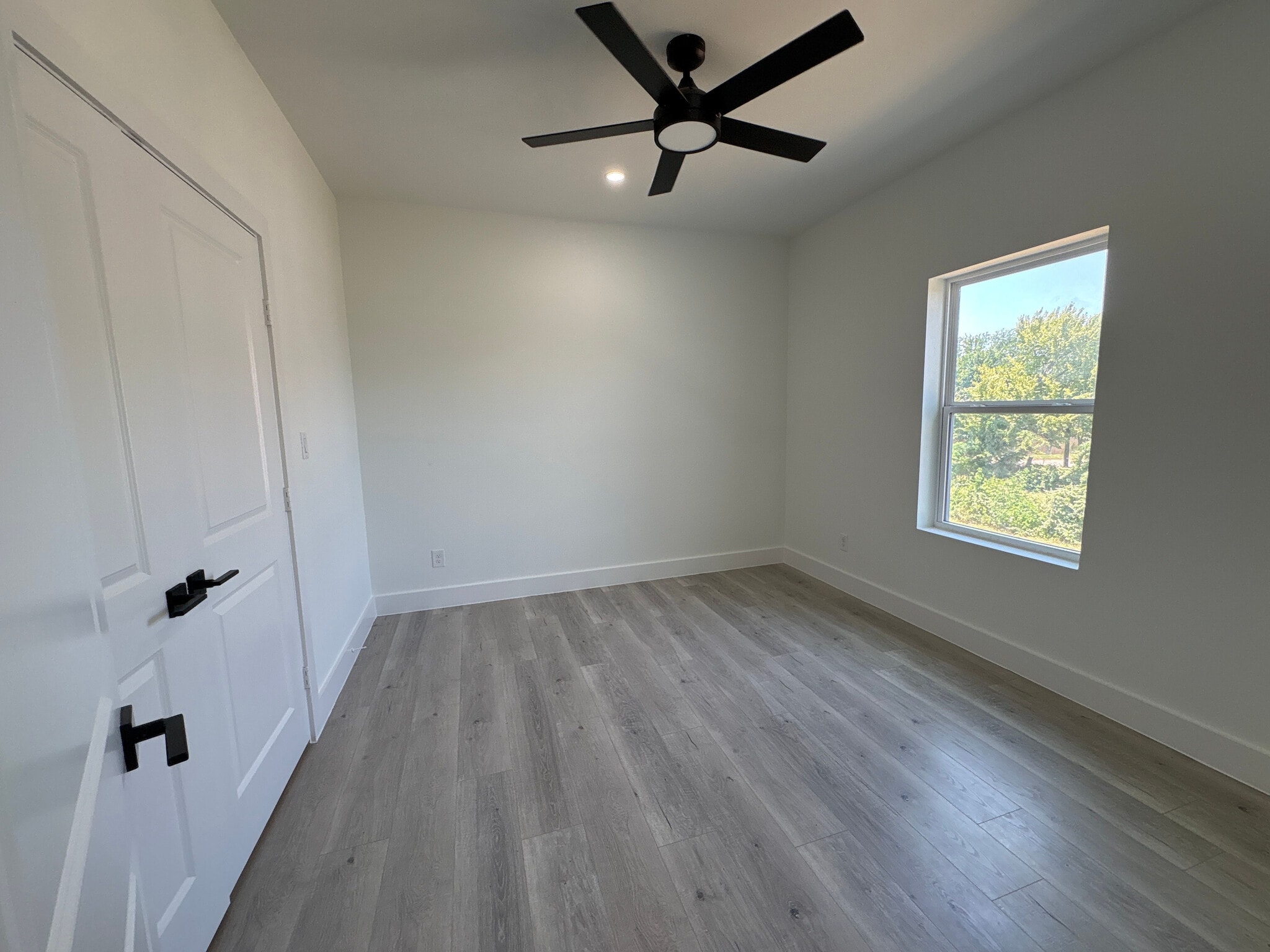 Building Photo - Room in Duplex on Wendelkin St