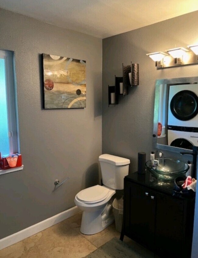 Building Photo - Gorgeous Updated 2 Bedroom, 2 bath Condo with 1 car garage For Rent in Pleasanton.