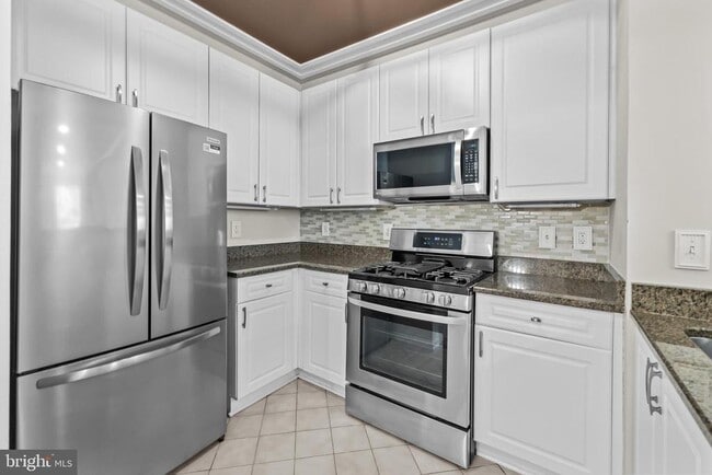 Building Photo - 4951 Brenman Park Dr