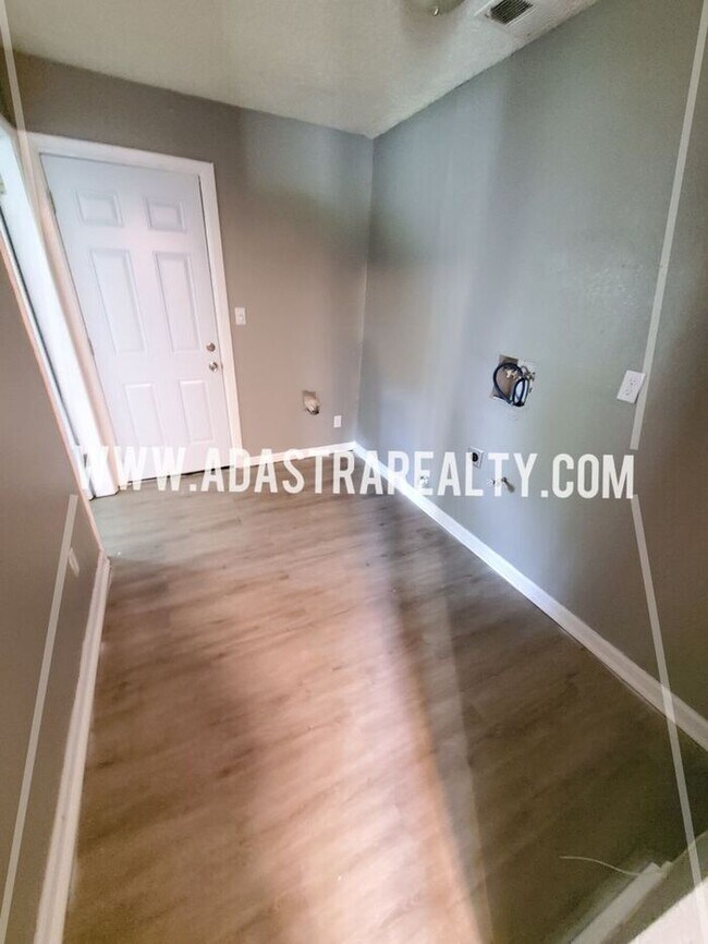 Building Photo - 4 Bedroom Ranch Home in Grandview-Coming SOON!!