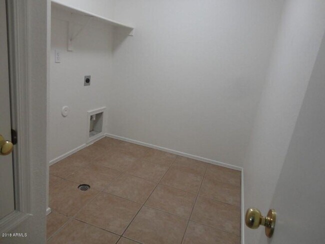 Building Photo - WATERFORD SQUARE COMMUNITY 3 BED 2.5 BATH