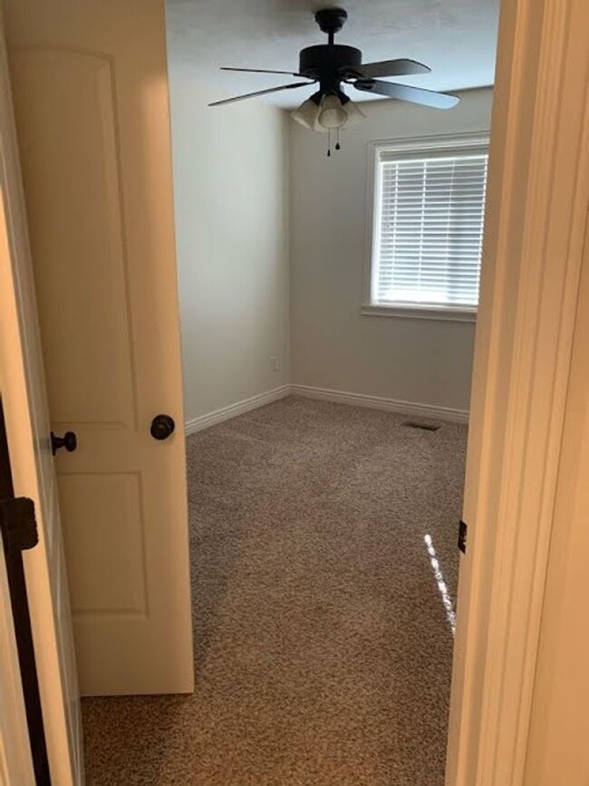 Building Photo - 3 Bed 2.5 Bath ROCK CREEK TOWNHOME in Rexb...