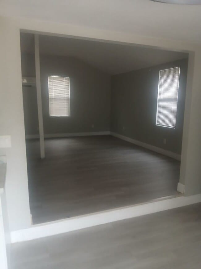 Building Photo - Cozy 1BR Home with Spacious Front Patio, Ample Parking, and Private Backyard in Zephyrhills!