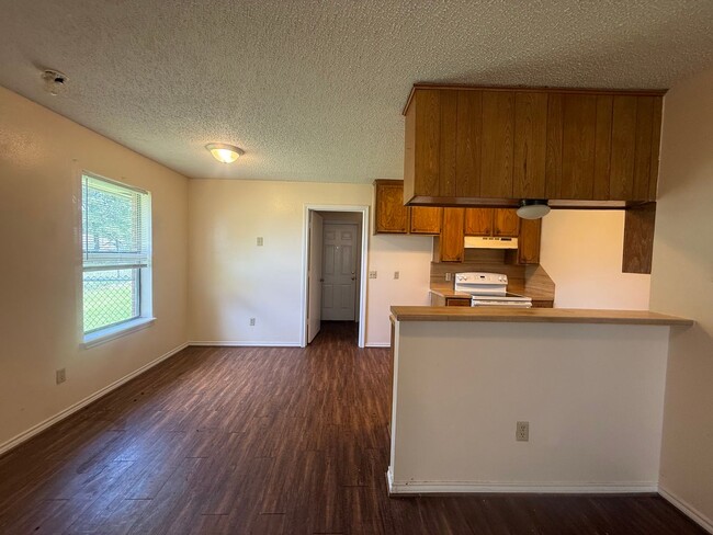 Building Photo - 2-bed/1-bath in Flint!