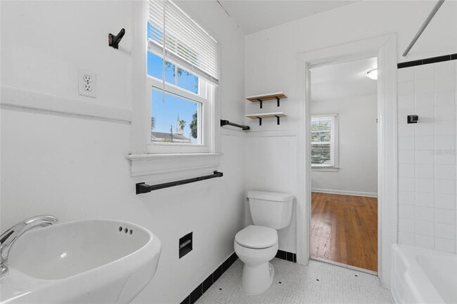 Building Photo - 807 N Thornton Ave