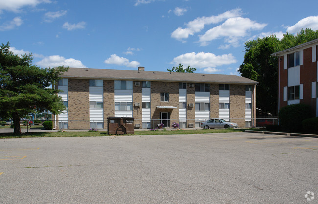 Primary Photo - Skyline Apartments