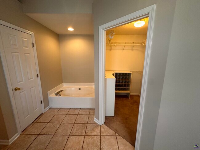 Building Photo - 123 Larkspur Ln