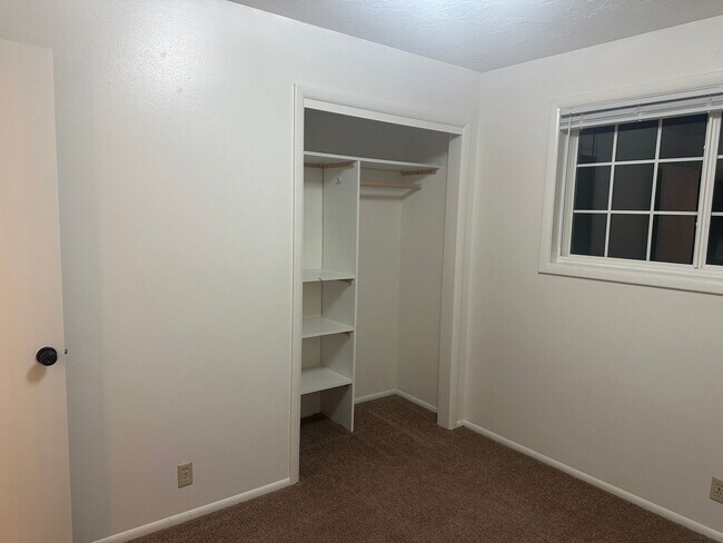 Building Photo - Spacious and recently updated, this 6-bedr...