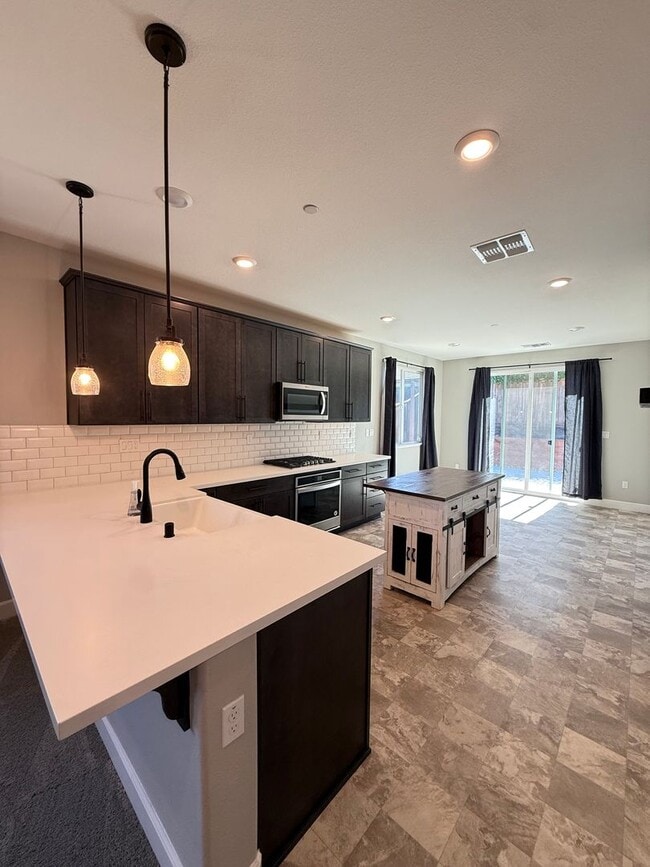Building Photo - 4 Bedroom Home in Hollister